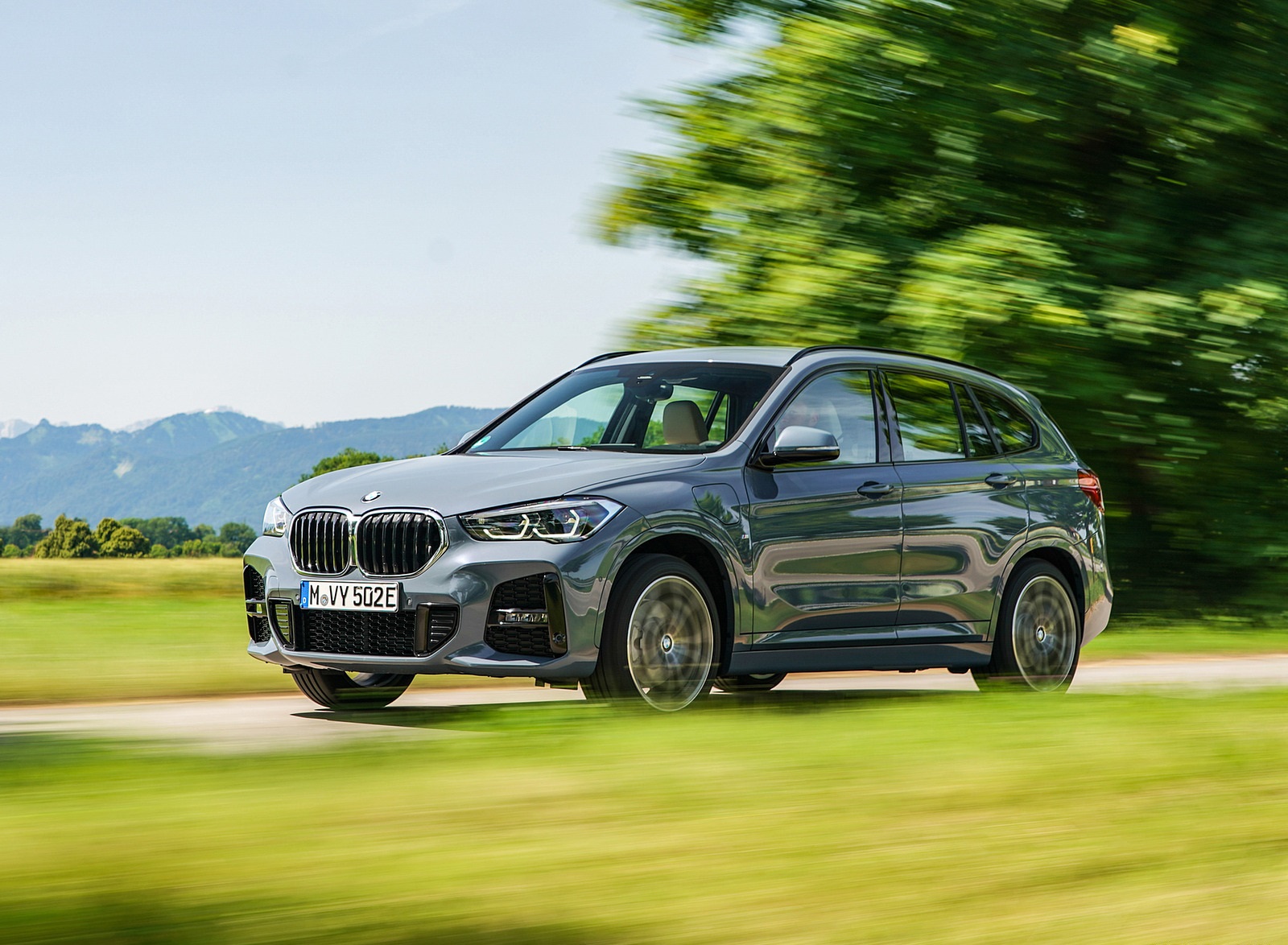 2021 BMW X1 xDrive25e Front Three-Quarter Wallpapers #21 of 41