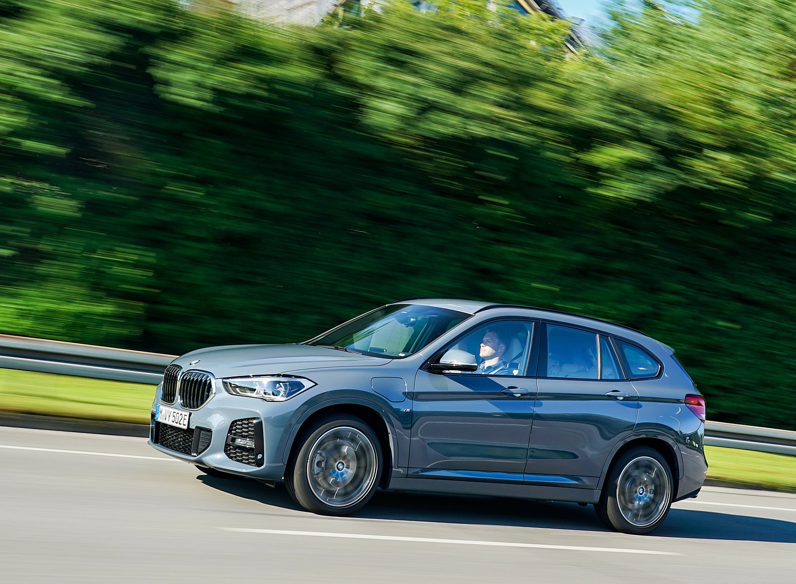 2021 BMW X1 xDrive25e Front Three-Quarter Wallpapers #14 of 41