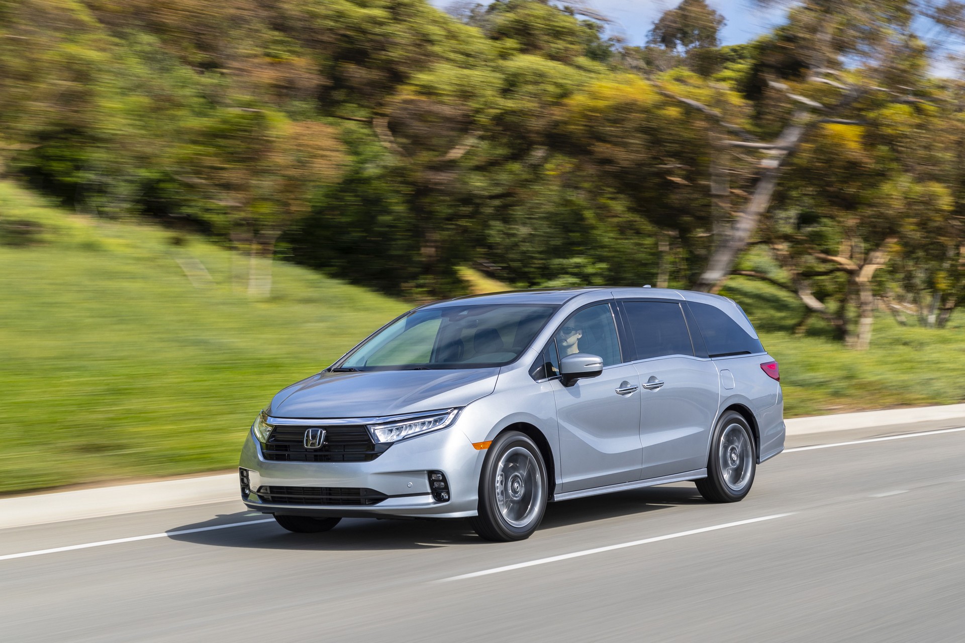 2021 Honda Odyssey Front Three-Quarter Wallpapers (3)