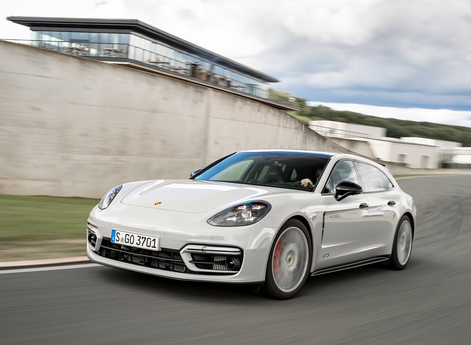 2021 Porsche Panamera GTS Sport Turismo (Color: Crayon) Front Three-Quarter Wallpapers #28 of 64