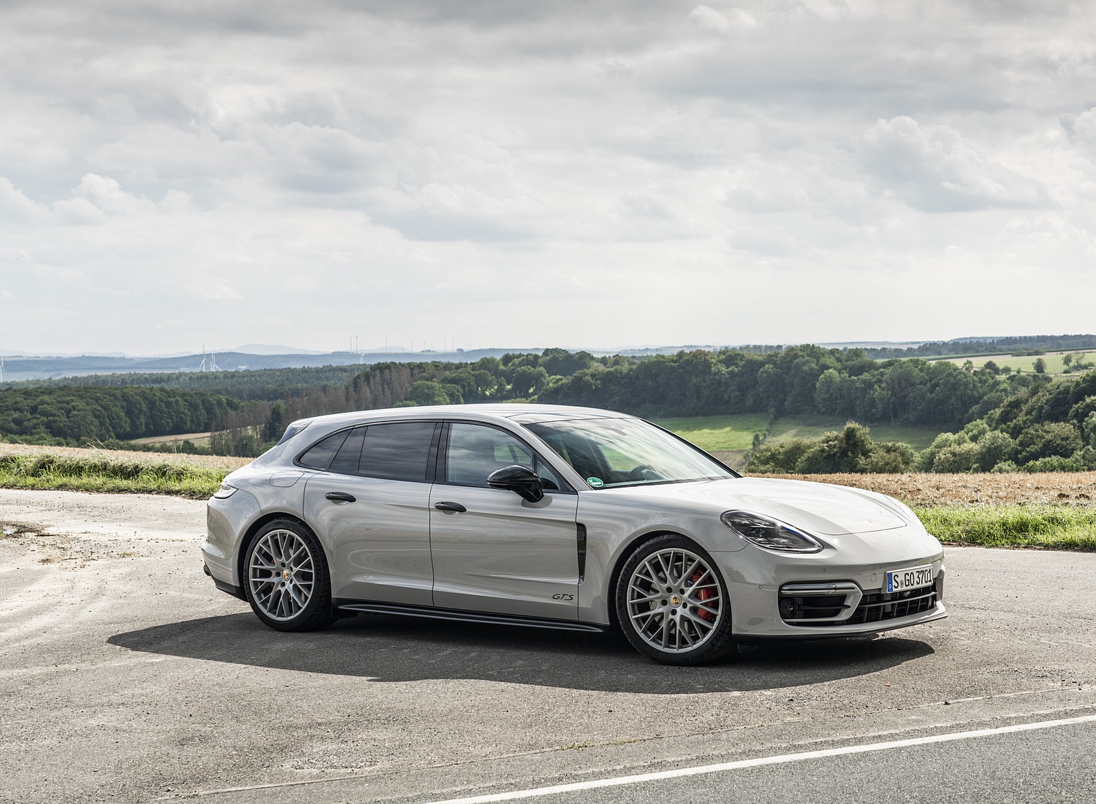 2021 Porsche Panamera GTS Sport Turismo (Color: Crayon) Front Three-Quarter Wallpapers #31 of 64