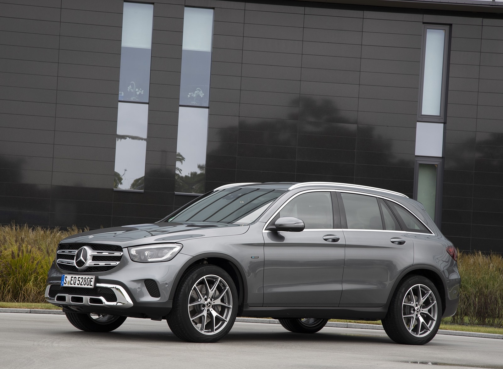 2020 Mercedes-Benz GLC 350e 4MATIC EQ Power (Color: Selenite Grey Metallic; EU-Spec) Front Three-Quarter Wallpapers #1 of 11