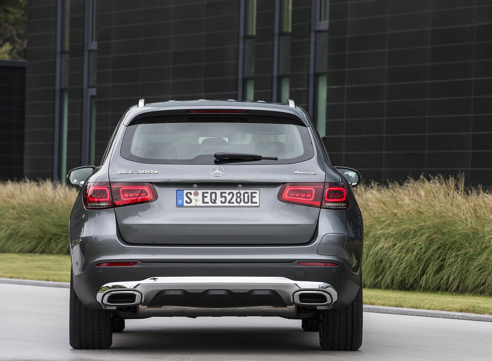 2020 Mercedes-Benz GLC 350e 4MATIC EQ Power (Color: Selenite Grey Metallic; EU-Spec) Rear Wallpapers #5 of 11