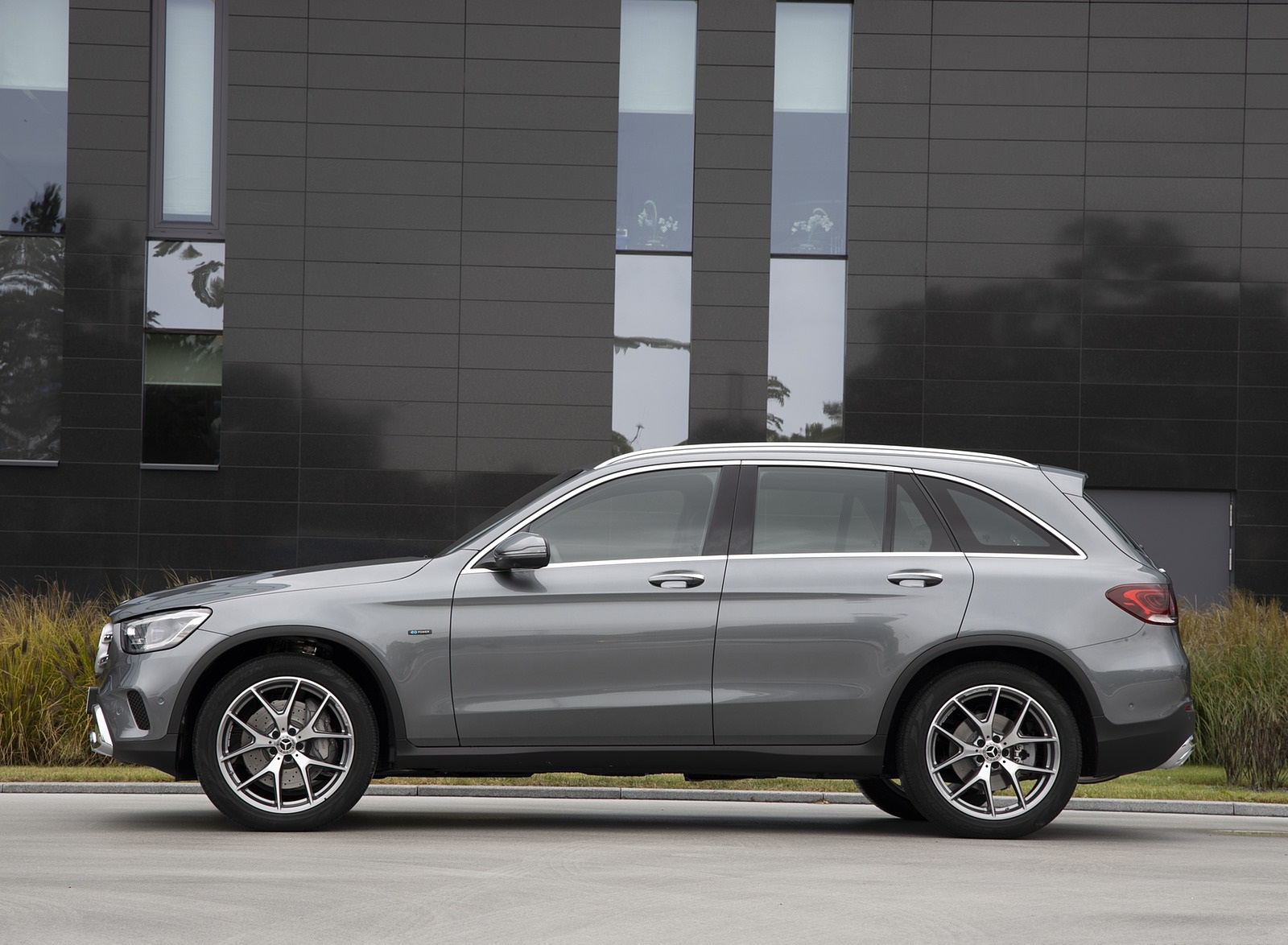 2020 Mercedes-Benz GLC 350e 4MATIC EQ Power (Color: Selenite Grey Metallic; EU-Spec) Side Wallpapers #6 of 11