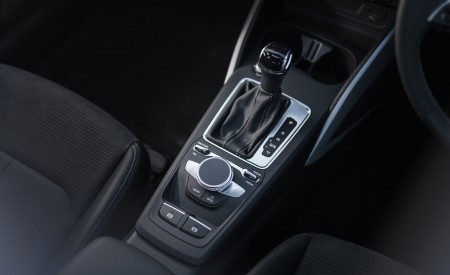 2021 Audi Q2 35 TFSI (UK-Spec) Central Console Wallpapers  450x275 (179)