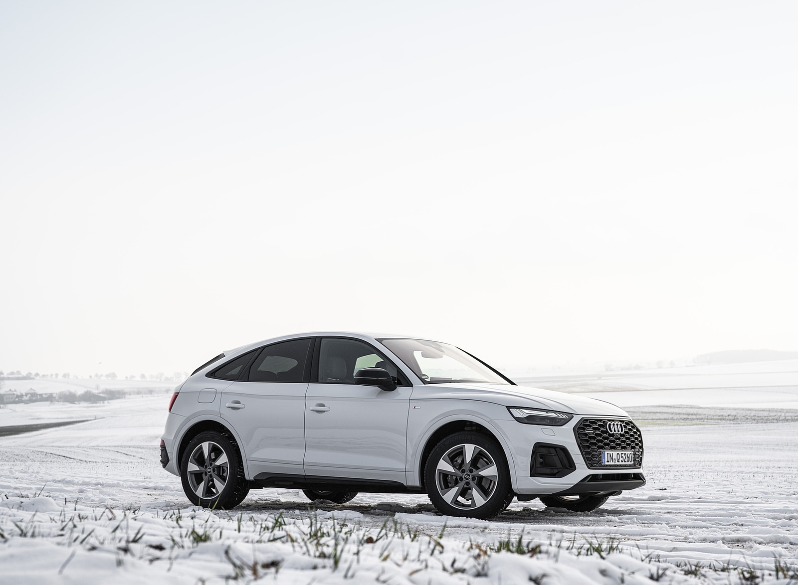 2021 Audi Q5 Sportback (Color: Glacier White) Front Three-Quarter Wallpapers  (8)