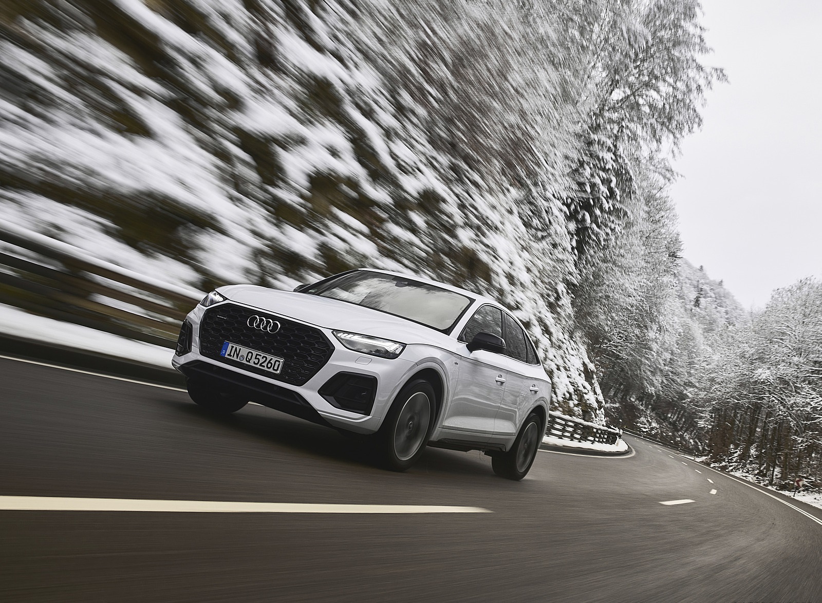 2021 Audi Q5 Sportback (Color: Glacier White) Front Three-Quarter Wallpapers  #4 of 158