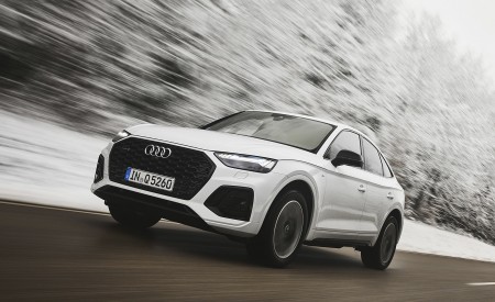 2021 Audi Q5 Sportback (Color: Glacier White) Front Three-Quarter Wallpapers 450x275 (1)