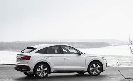2021 Audi Q5 Sportback (Color: Glacier White) Rear Three-Quarter Wallpapers  450x275 (14)