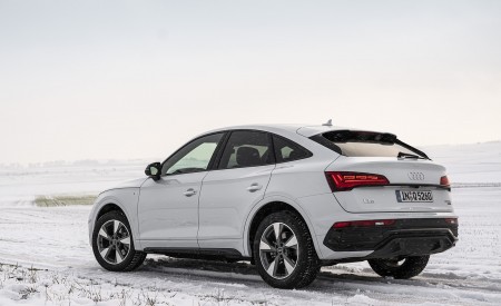 2021 Audi Q5 Sportback (Color: Glacier White) Rear Three-Quarter Wallpapers 450x275 (15)