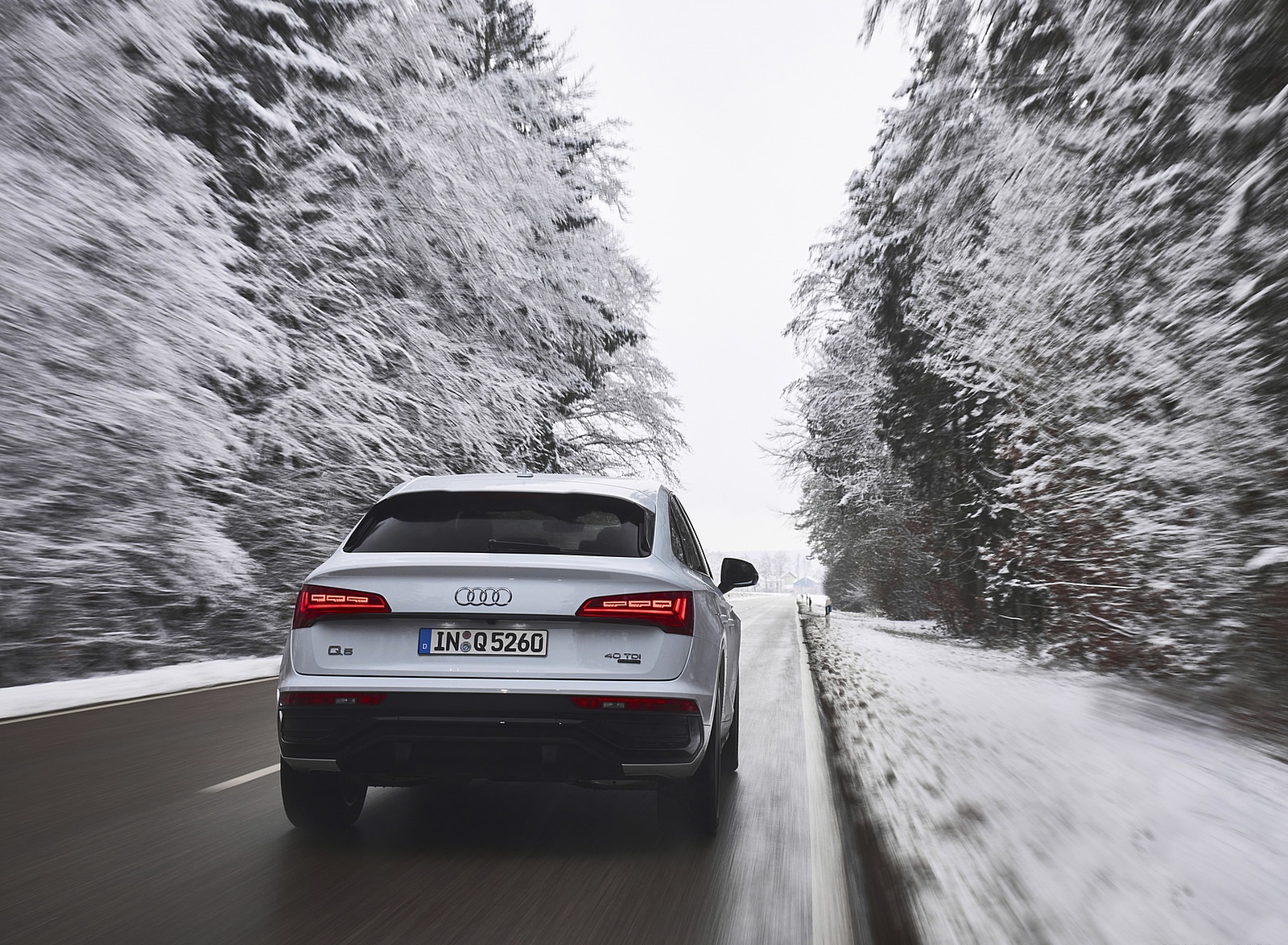 2021 Audi Q5 Sportback (Color: Glacier White) Rear Wallpapers (7)