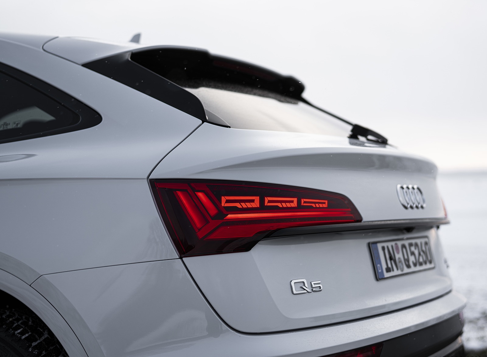 2021 Audi Q5 Sportback (Color: Glacier White) Tail Light Wallpapers #23 of 158