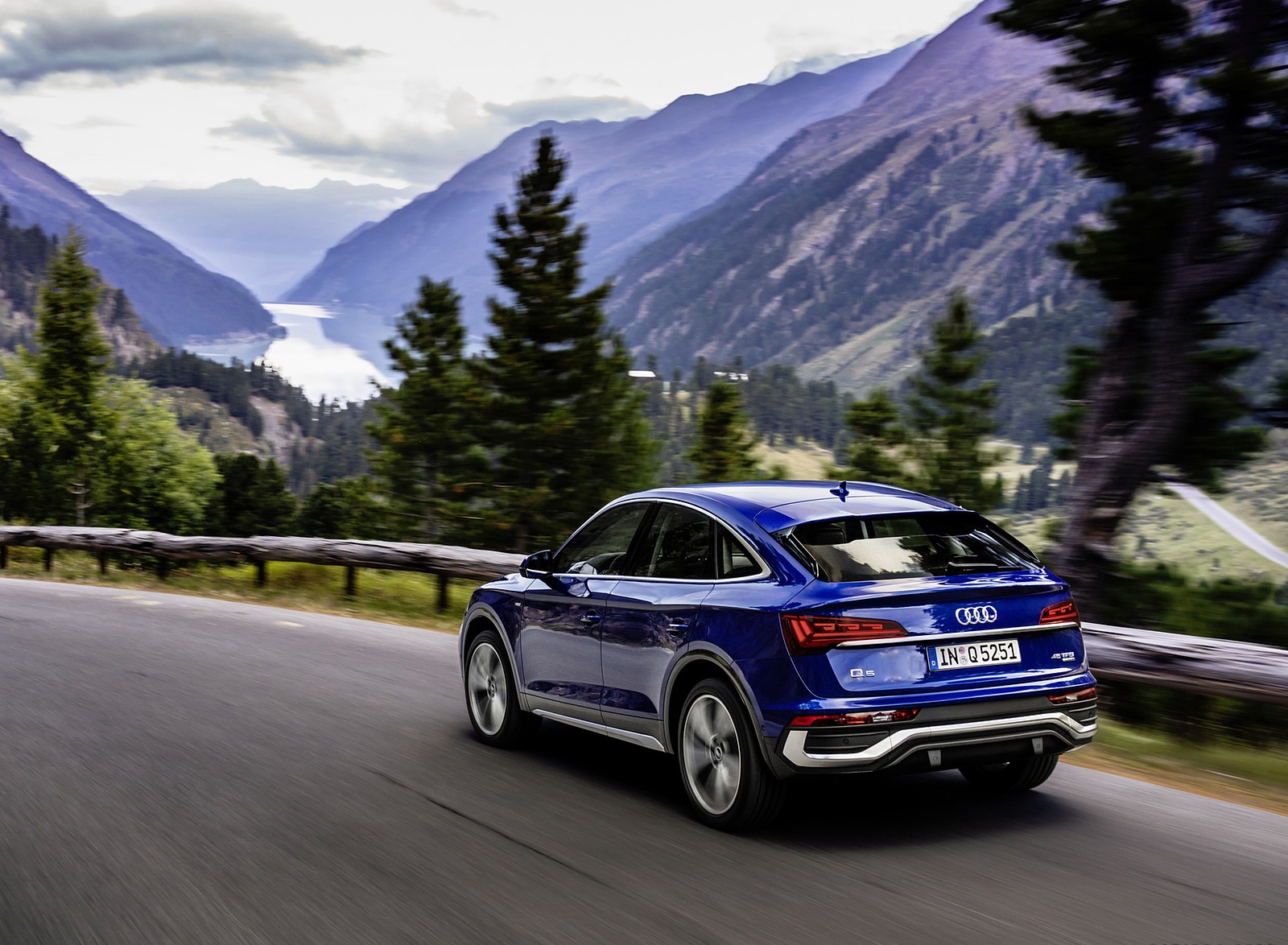 2021 Audi Q5 Sportback (Color: Ultra Blue) Rear Three-Quarter Wallpapers  #70 of 158