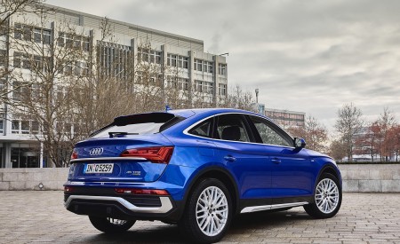 2021 Audi Q5 Sportback (Color: Ultra Blue) Rear Three-Quarter Wallpapers 450x275 (79)