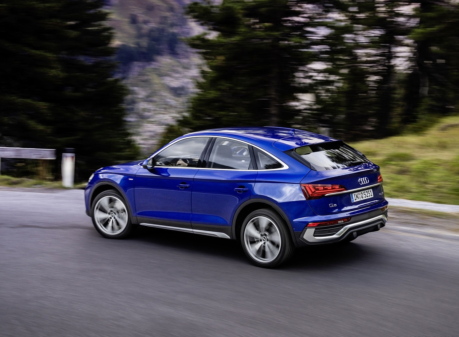 2021 Audi Q5 Sportback (Color: Ultra Blue) Rear Three-Quarter Wallpapers #72 of 158