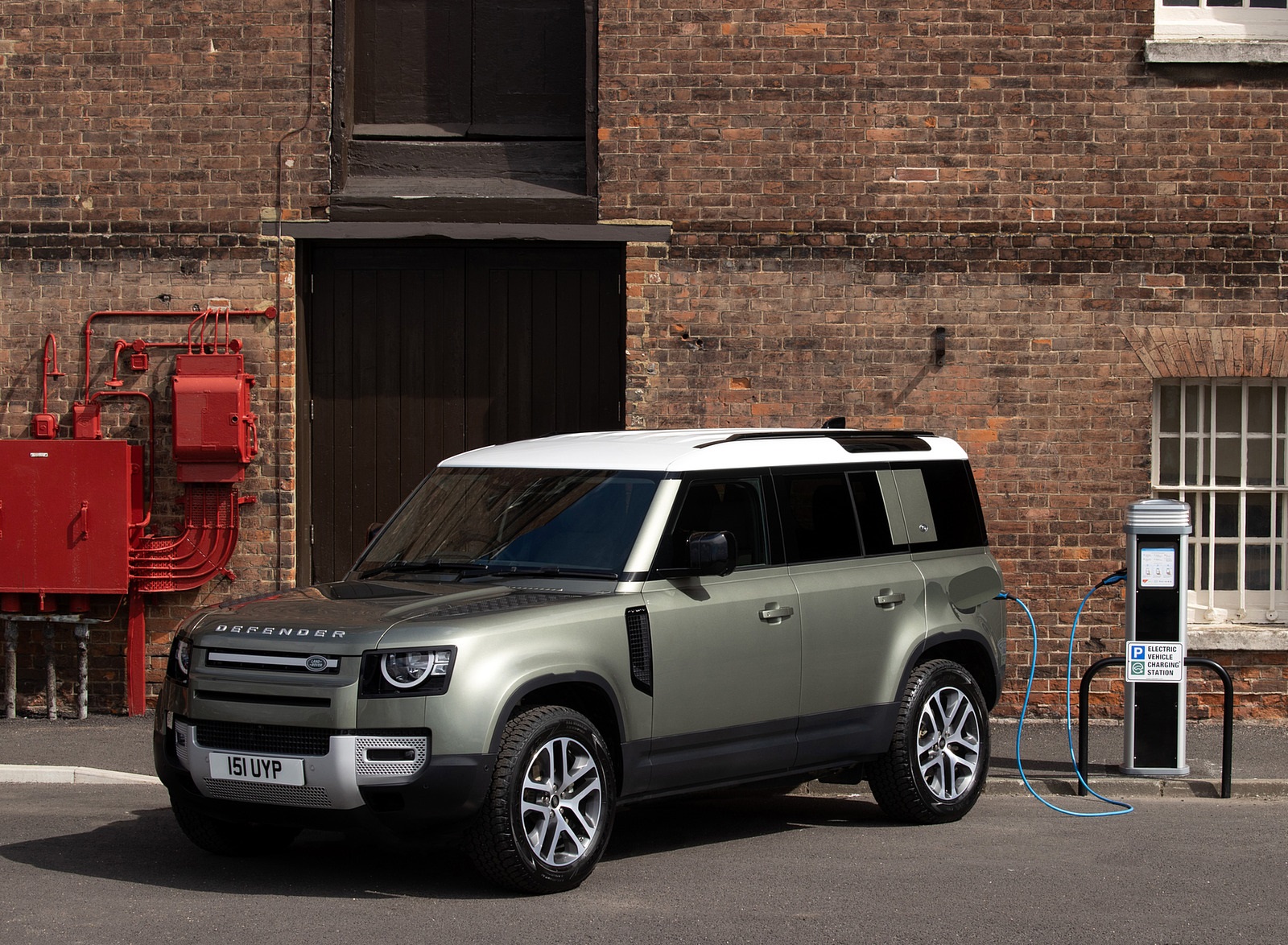 2021 Land Rover Defender Plug-In Hybrid Front Three-Quarter Wallpapers #21 of 31