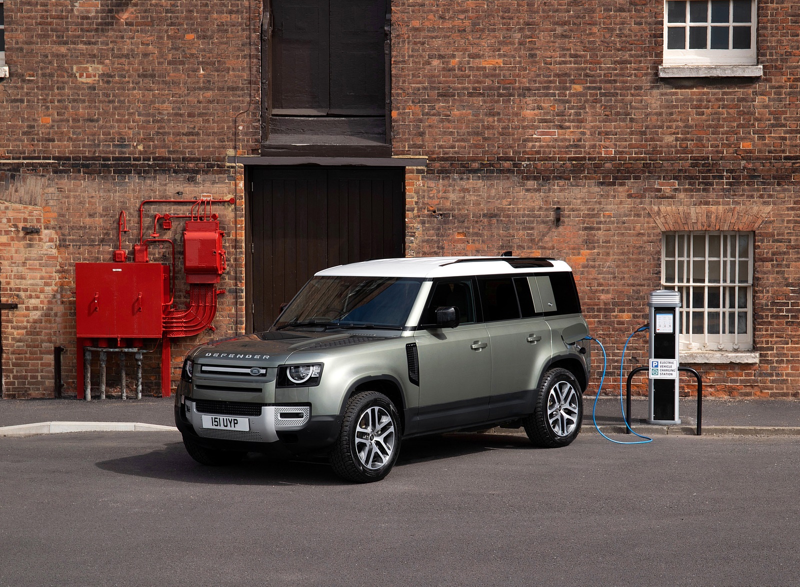 2021 Land Rover Defender Plug-In Hybrid Front Three-Quarter Wallpapers #22 of 31