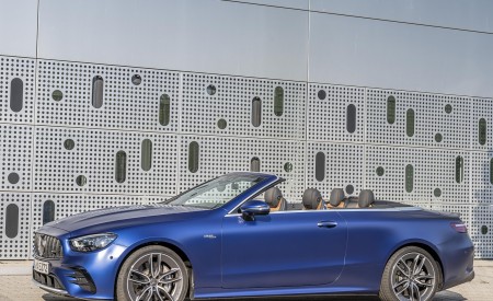 2021 Mercedes-AMG E 53 4MATIC+ Cabriolet (Color: Magno Brilliant Blue) Front Three-Quarter Wallpapers 450x275 (105)