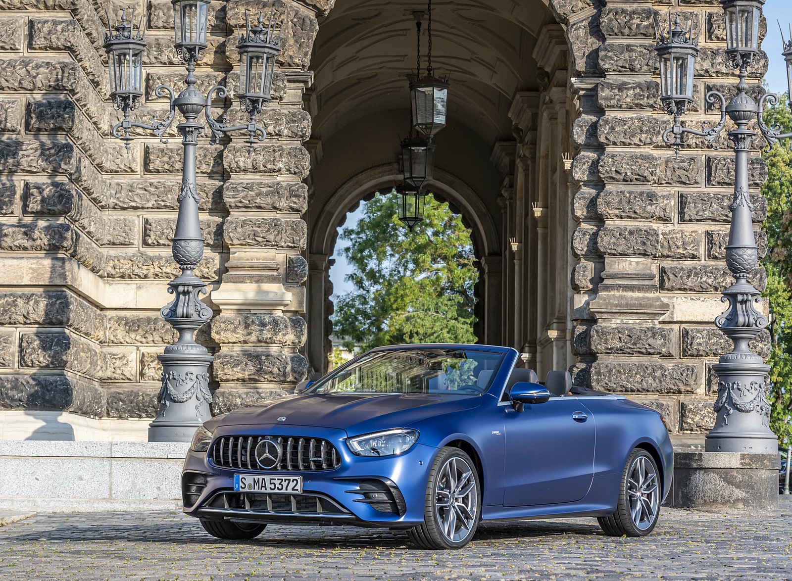 2021 Mercedes-AMG E 53 4MATIC+ Cabriolet (Color: Magno Brilliant Blue) Front Three-Quarter Wallpapers  #77 of 152