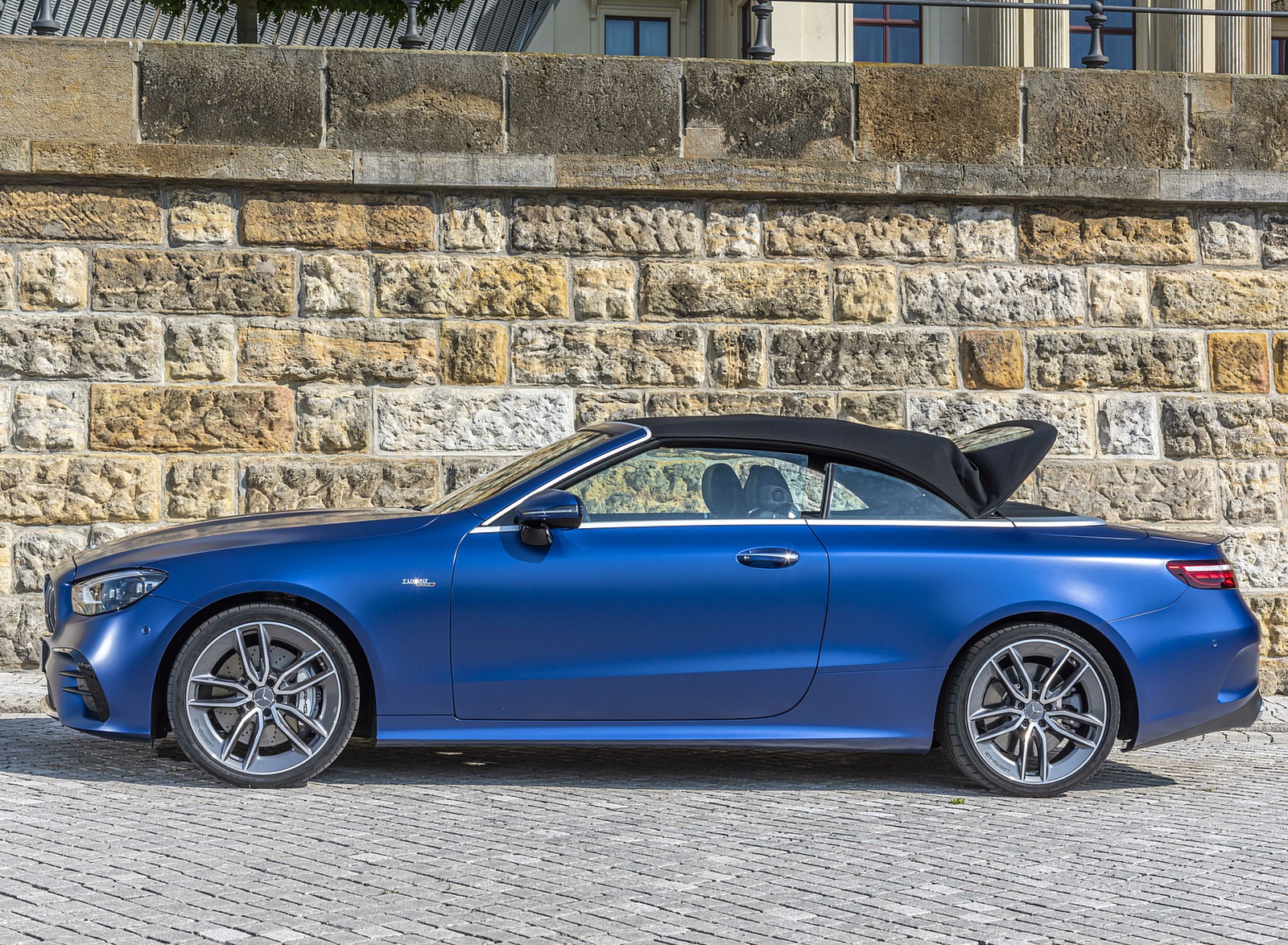 2021 Mercedes-AMG E 53 4MATIC+ Cabriolet (Color: Magno Brilliant Blue) Side Wallpapers #92 of 152
