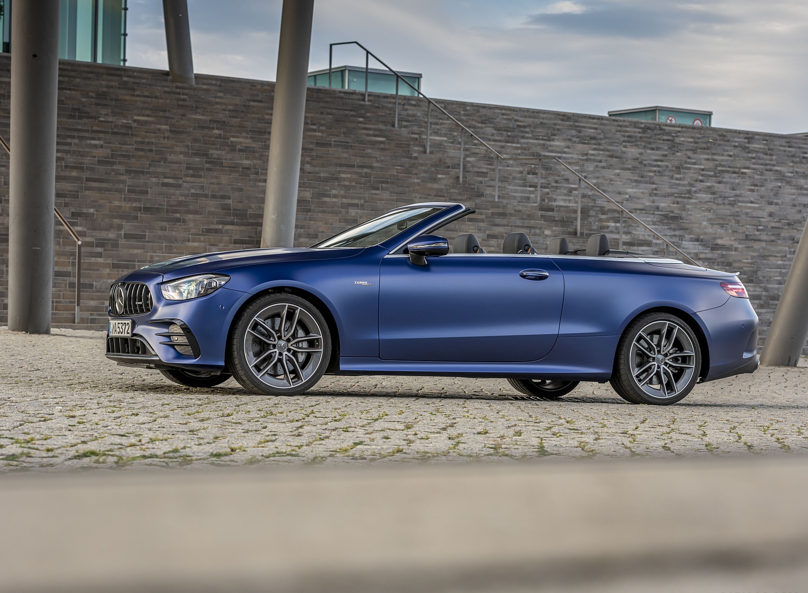 2021 Mercedes-AMG E 53 4MATIC+ Cabriolet (Color: Magno Brilliant Blue) Side Wallpapers  #95 of 152