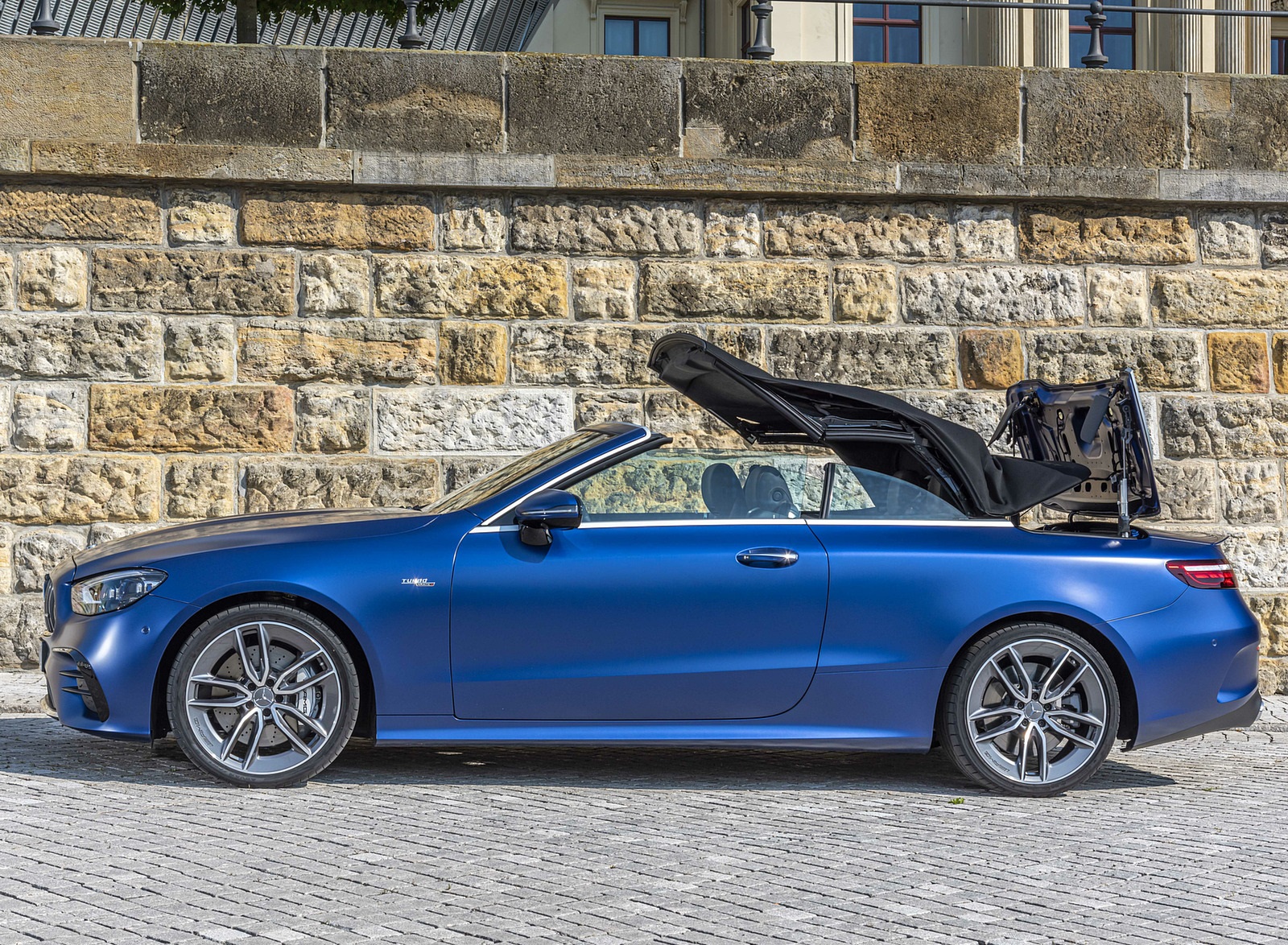 2021 Mercedes-AMG E 53 4MATIC+ Cabriolet (Color: Magno Brilliant Blue) Side Wallpapers #93 of 152
