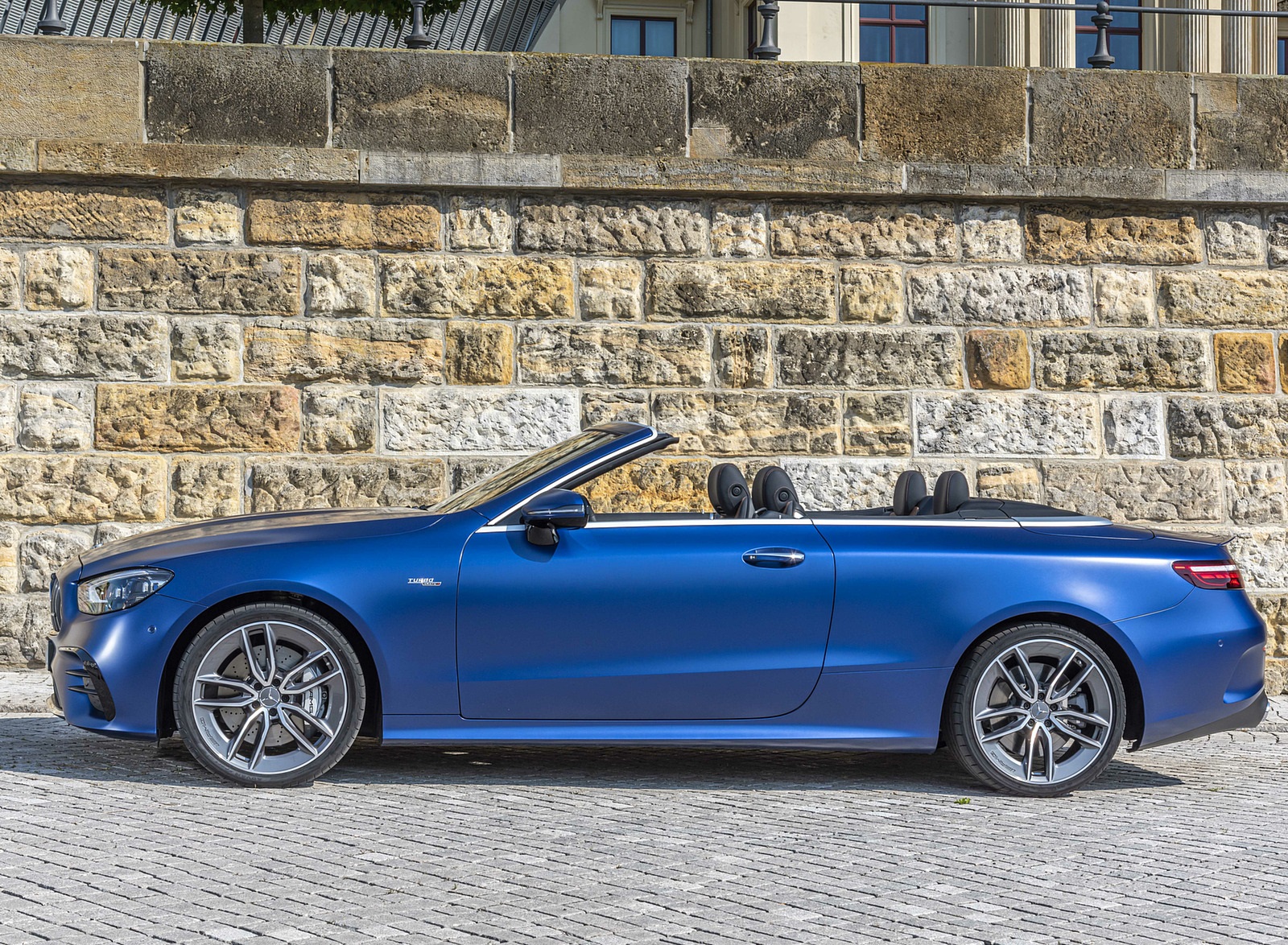 2021 Mercedes-AMG E 53 4MATIC+ Cabriolet (Color: Magno Brilliant Blue) Side Wallpapers #83 of 152