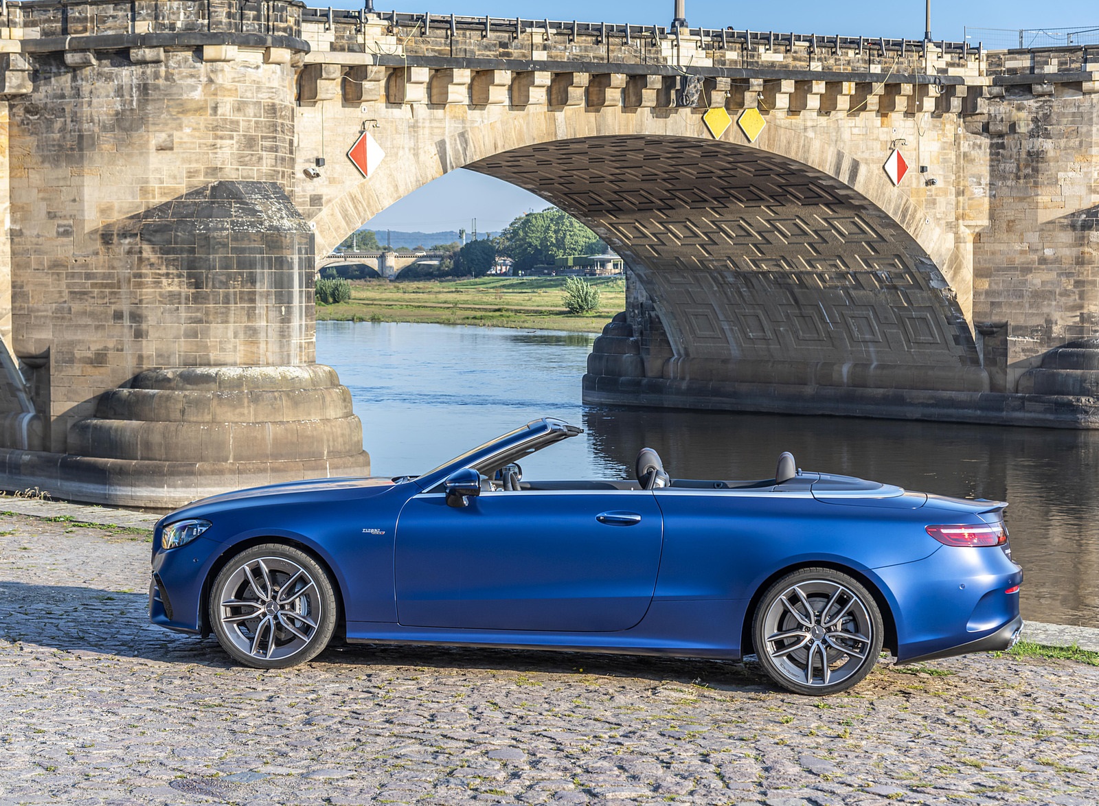 2021 Mercedes-AMG E 53 4MATIC+ Cabriolet (Color: Magno Brilliant Blue) Side Wallpapers #79 of 152