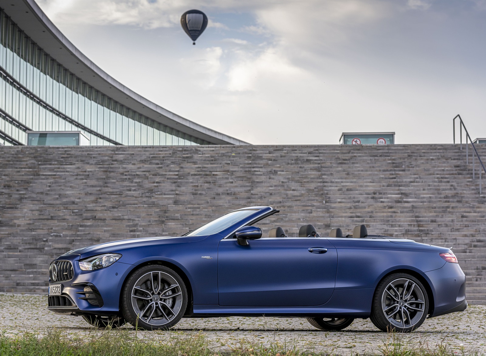 2021 Mercedes-AMG E 53 4MATIC+ Cabriolet (Color: Magno Brilliant Blue) Side Wallpapers #94 of 152