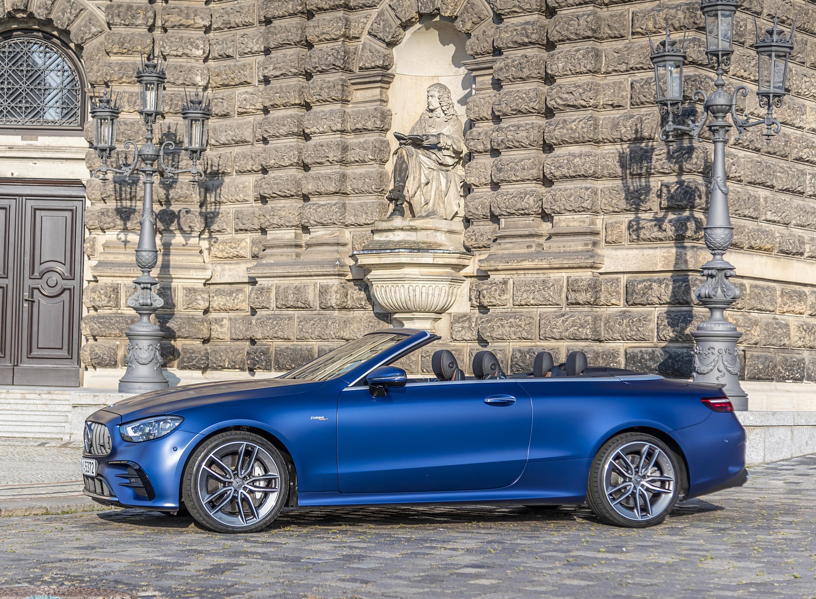 2021 Mercedes-AMG E 53 4MATIC+ Cabriolet (Color: Magno Brilliant Blue) Side Wallpapers #86 of 152