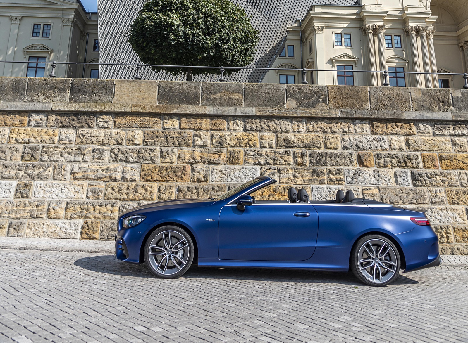 2021 Mercedes-AMG E 53 4MATIC+ Cabriolet (Color: Magno Brilliant Blue) Side Wallpapers #87 of 152