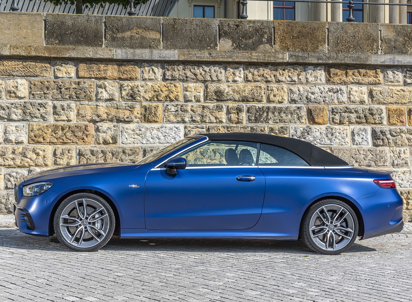 2021 Mercedes-AMG E 53 4MATIC+ Cabriolet (Color: Magno Brilliant Blue) Side Wallpapers #91 of 152