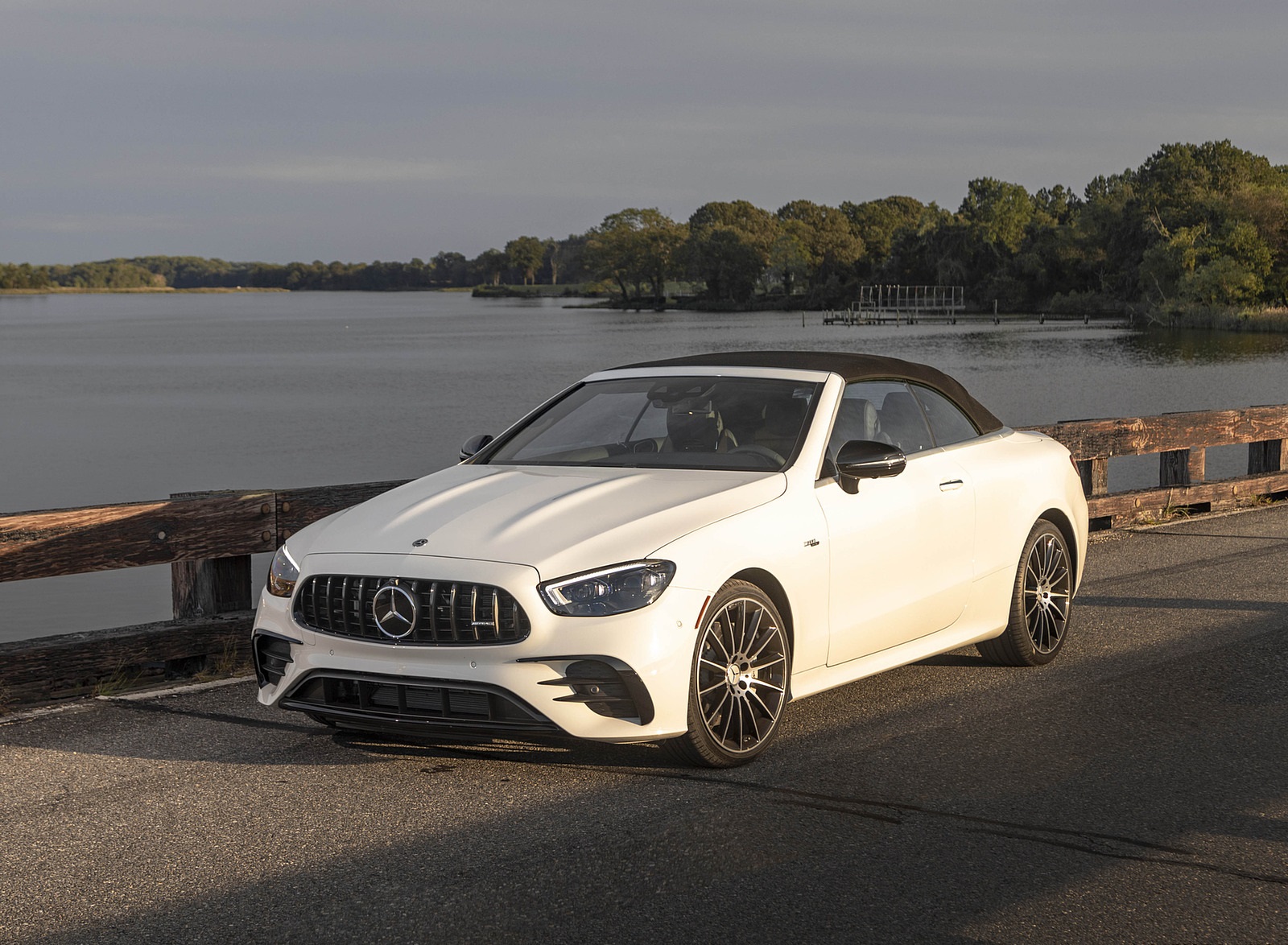 2021 Mercedes-AMG E 53 Cabriolet (US-Spec) Front Three-Quarter Wallpapers #23 of 152