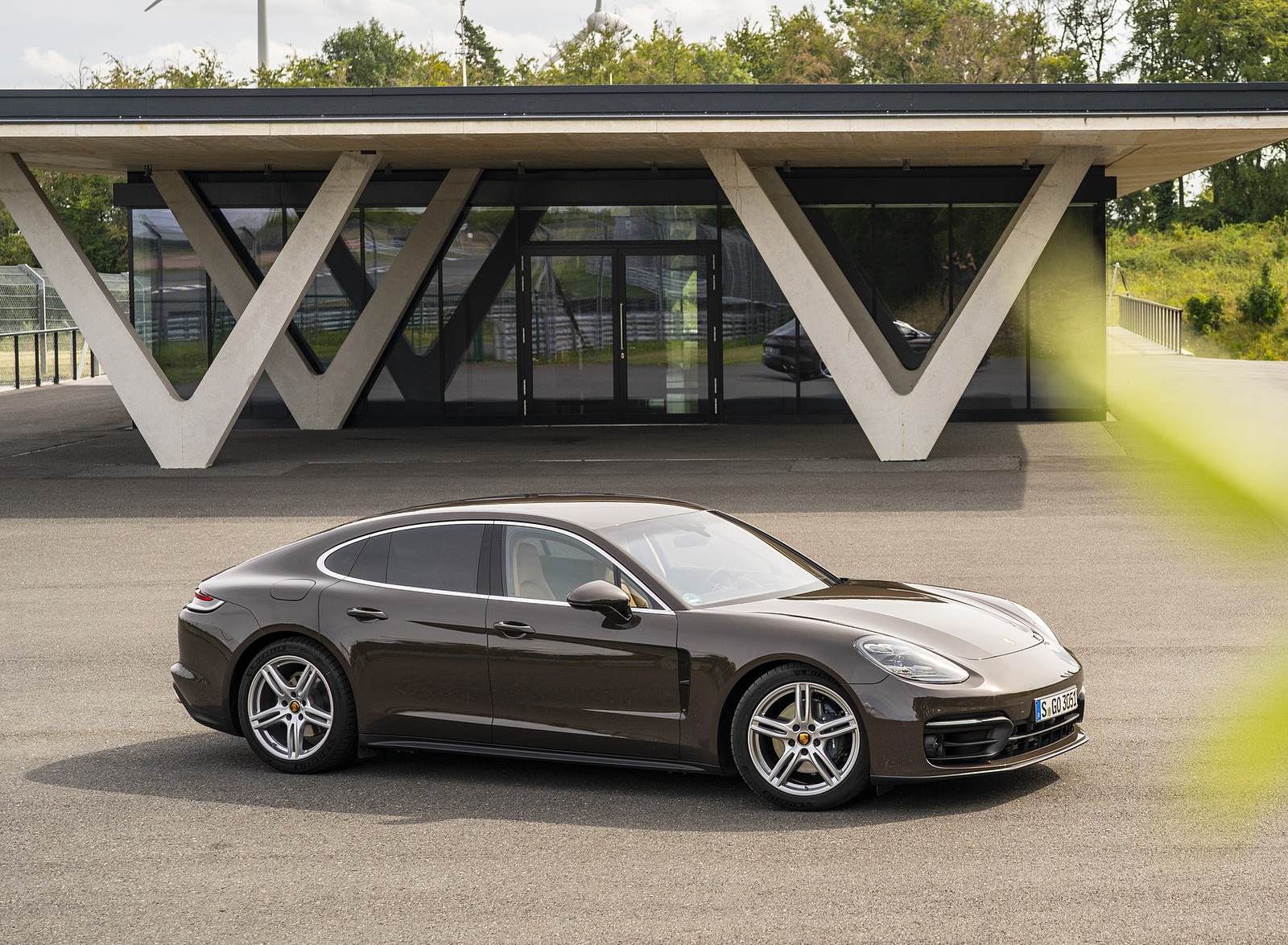 2021 Porsche Panamera 4 (Color: Truffle Brown Metallic) Front Three-Quarter Wallpapers #13 of 34