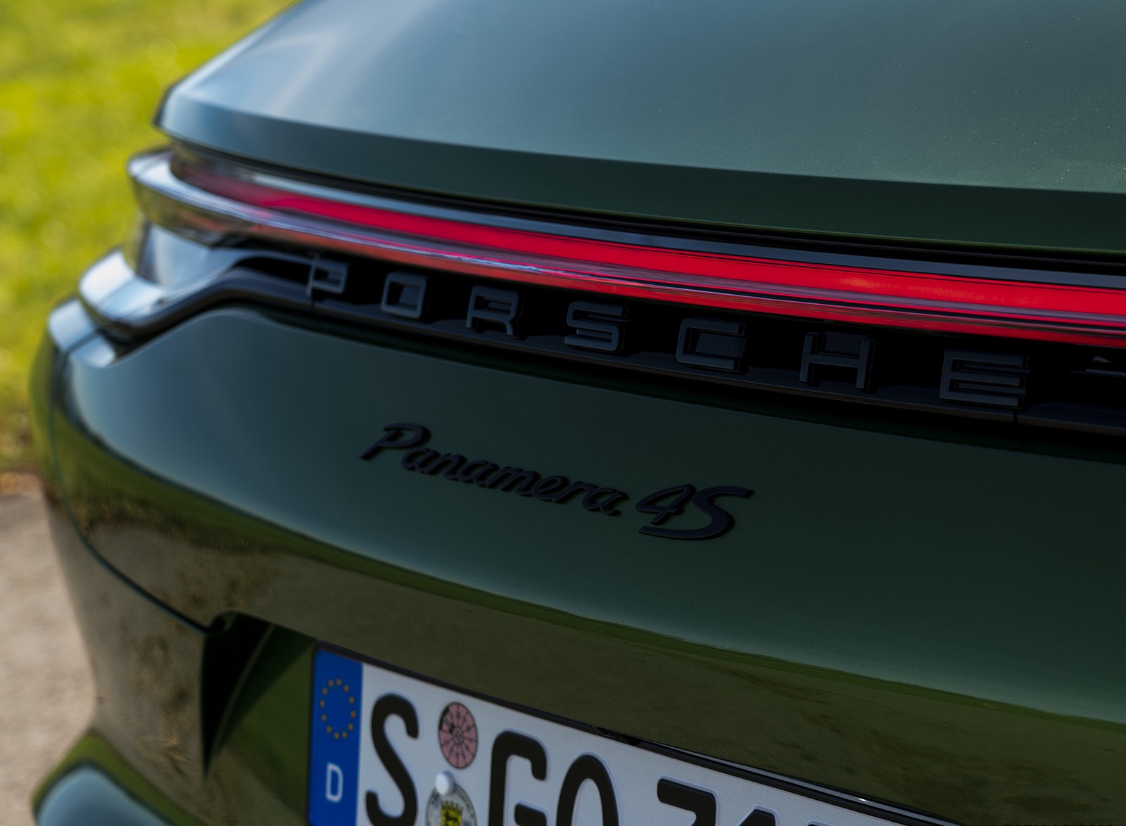2021 Porsche Panamera 4S (Color: Mamba Green Metallic) Detail Wallpapers #35 of 46