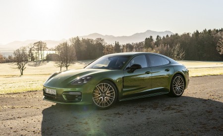 2021 Porsche Panamera 4S (Color: Mamba Green Metallic) Front Three-Quarter Wallpapers 450x275 (21)