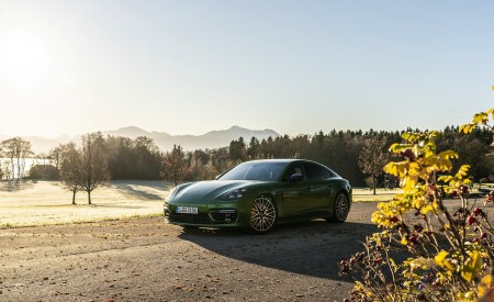 2021 Porsche Panamera 4S (Color: Mamba Green Metallic) Front Three-Quarter Wallpapers 450x275 (22)