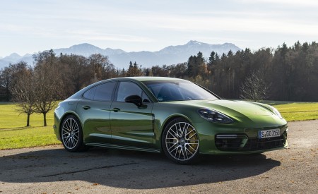 2021 Porsche Panamera 4S (Color: Mamba Green Metallic) Front Three-Quarter Wallpapers 450x275 (23)