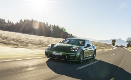 2021 Porsche Panamera 4S (Color: Mamba Green Metallic) Front Wallpapers 450x275 (17)