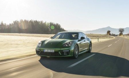 2021 Porsche Panamera 4S (Color: Mamba Green Metallic) Front Wallpapers 450x275 (4)