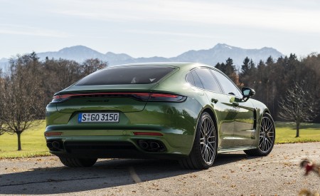 2021 Porsche Panamera 4S (Color: Mamba Green Metallic) Rear Three-Quarter Wallpapers 450x275 (24)