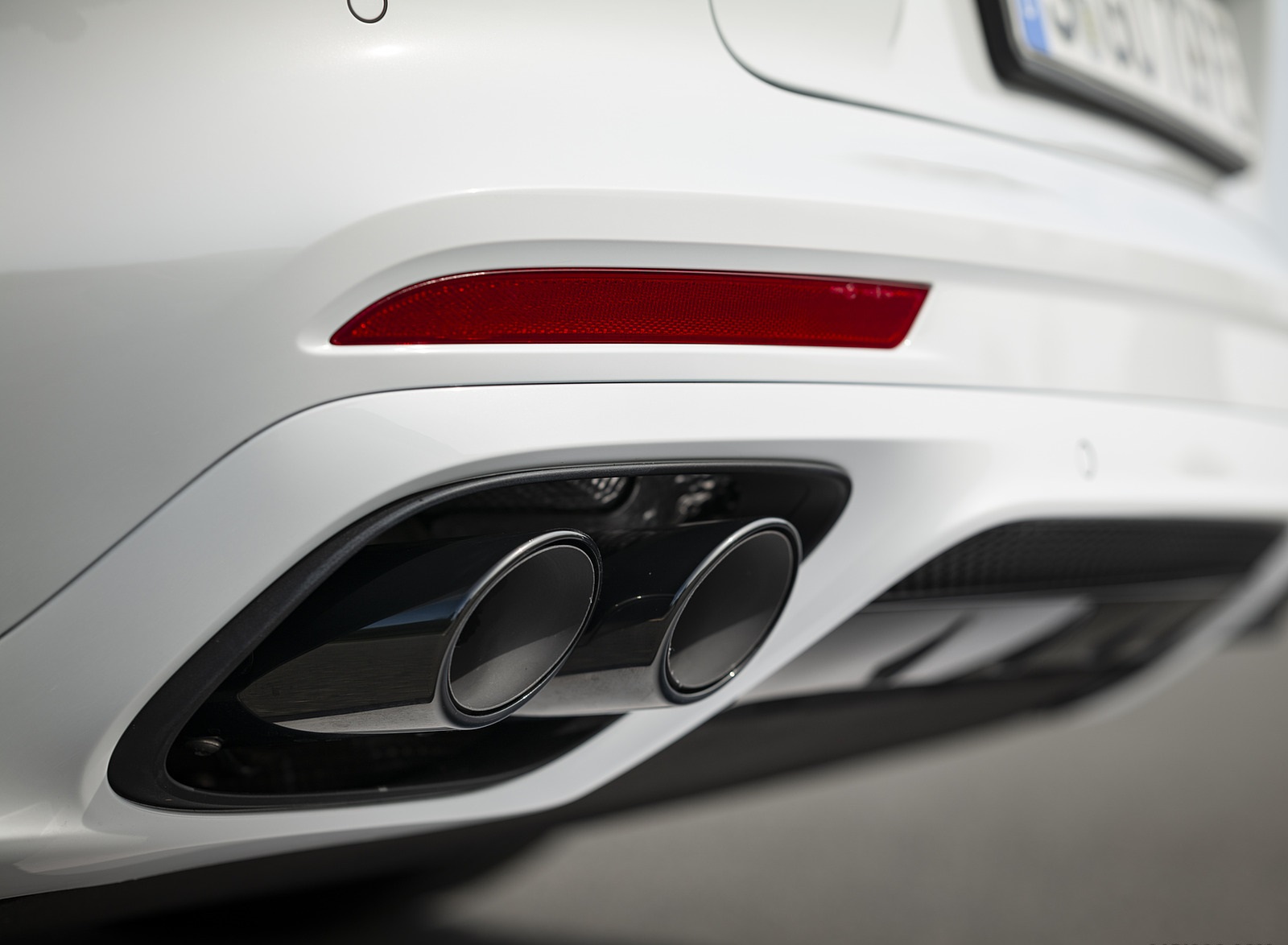 2021 Porsche Panamera 4S E-Hybrid Sport Turismo (Color: Carrara White Metallic) Exhaust Wallpapers #36 of 49