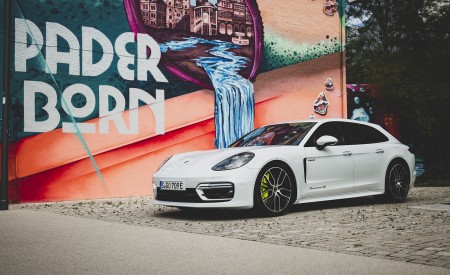 2021 Porsche Panamera 4S E-Hybrid Sport Turismo (Color: Carrara White Metallic) Front Three-Quarter Wallpapers 450x275 (23)
