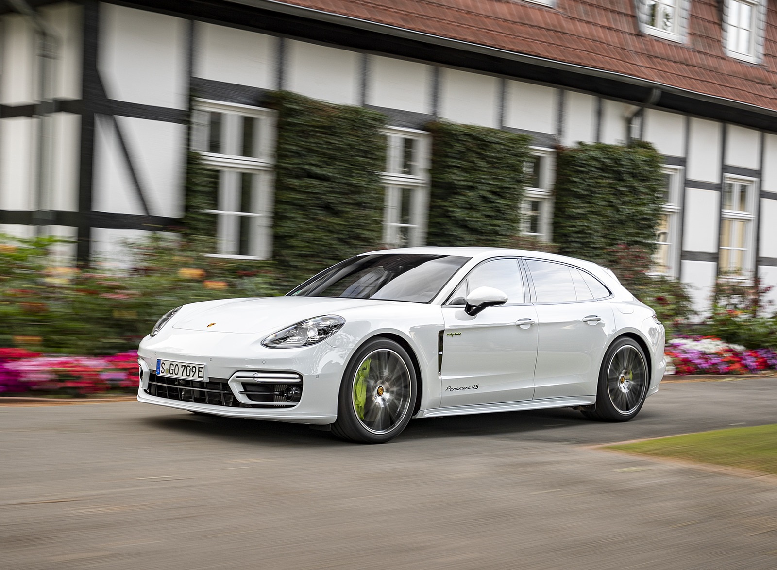 2021 Porsche Panamera 4S E-Hybrid Sport Turismo (Color: Carrara White Metallic) Front Three-Quarter Wallpapers (9)