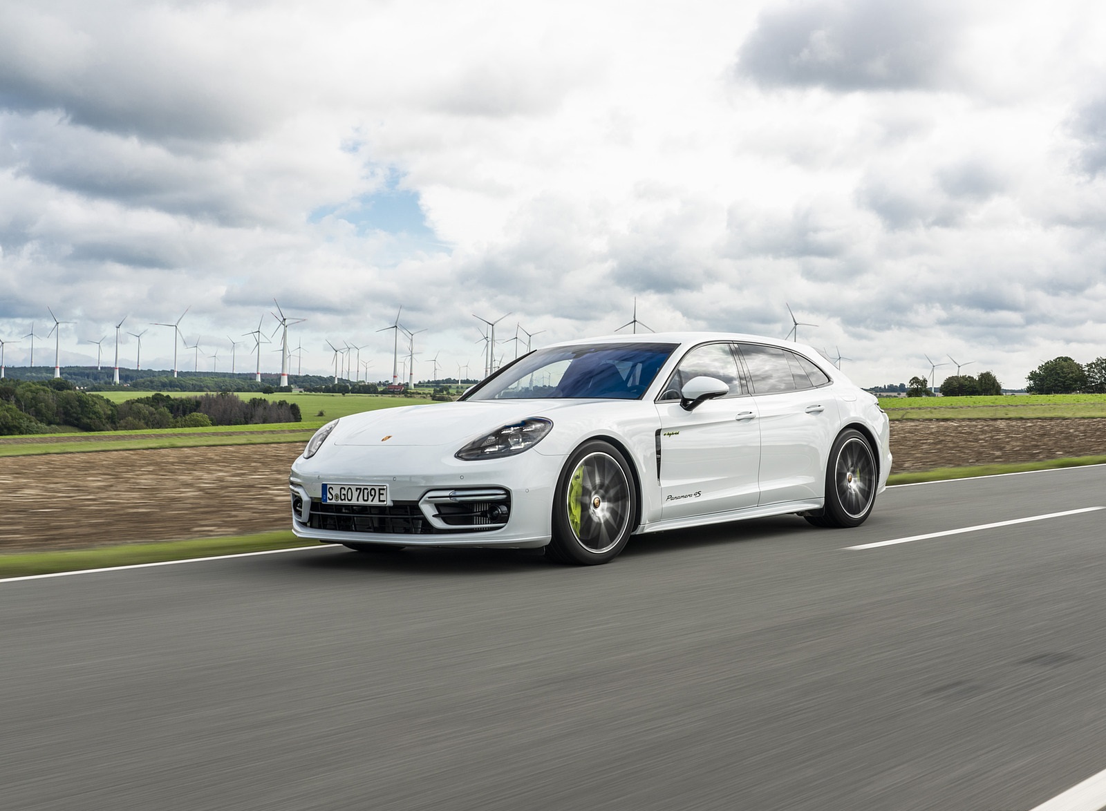 2021 Porsche Panamera 4S E-Hybrid Sport Turismo (Color: Carrara White Metallic) Front Three-Quarter Wallpapers (1). Download Wallpaper