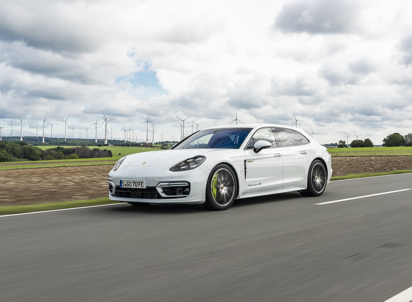 2021 Porsche Panamera 4S E-Hybrid Sport Turismo (Color: Carrara White Metallic) Front Three-Quarter Wallpapers #1 of 49