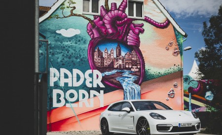 2021 Porsche Panamera 4S E-Hybrid Sport Turismo (Color: Carrara White Metallic) Front Three-Quarter Wallpapers 450x275 (24)