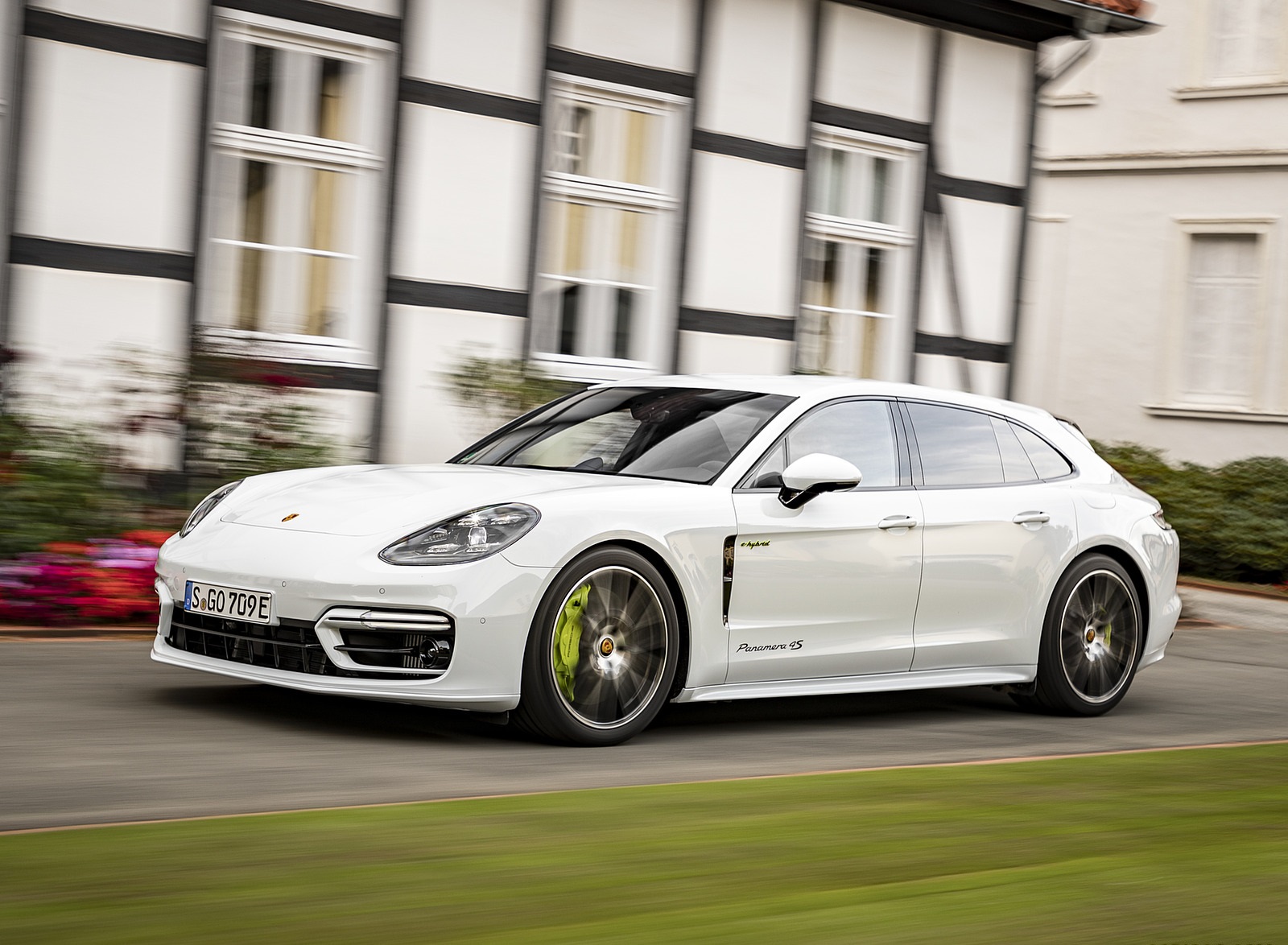 2021 Porsche Panamera 4S E-Hybrid Sport Turismo (Color: Carrara White Metallic) Front Three-Quarter Wallpapers (10)