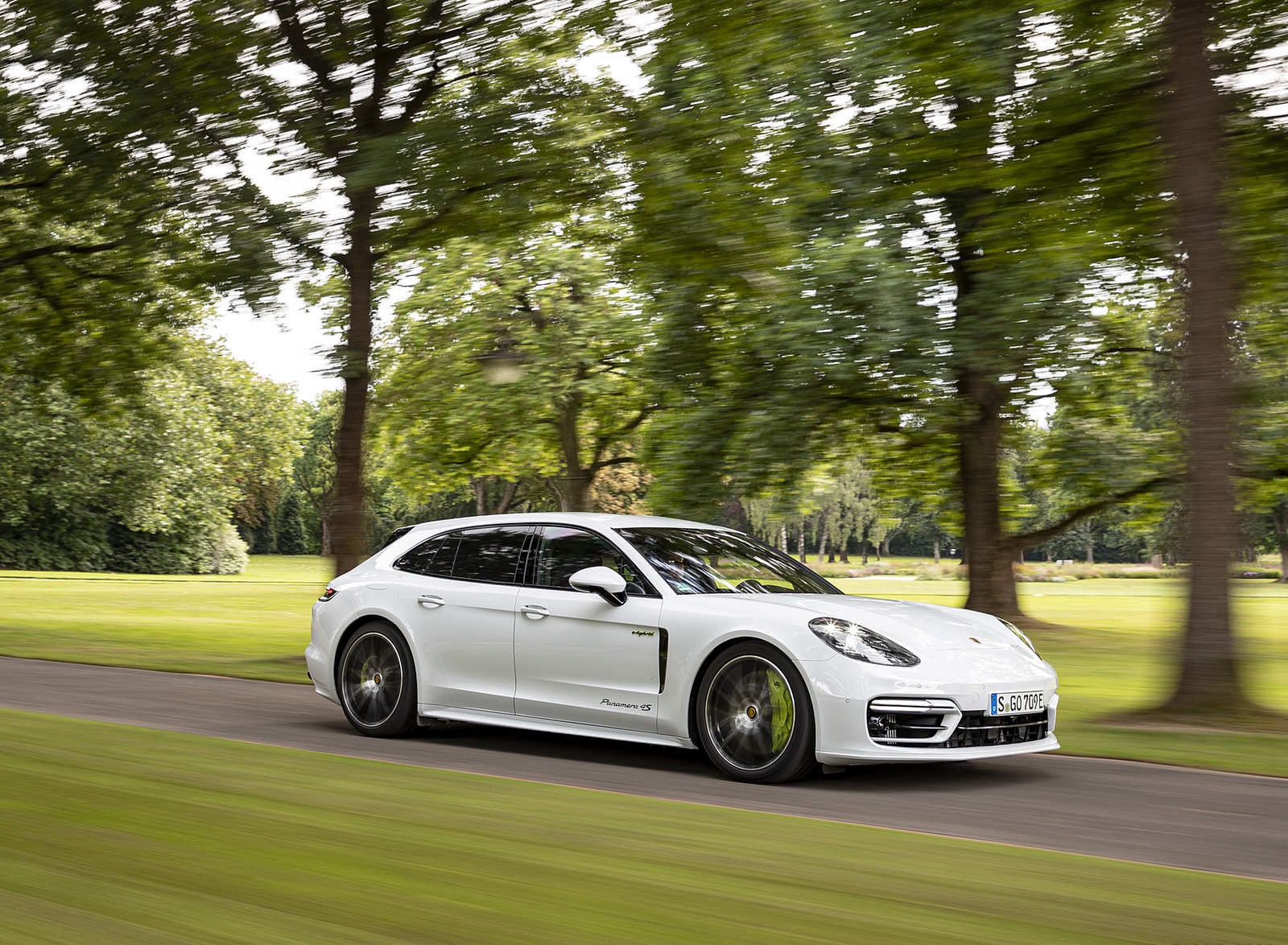 2021 Porsche Panamera 4S E-Hybrid Sport Turismo (Color: Carrara White Metallic) Front Three-Quarter Wallpapers (2)