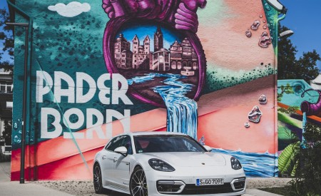 2021 Porsche Panamera 4S E-Hybrid Sport Turismo (Color: Carrara White Metallic) Front Three-Quarter Wallpapers 450x275 (25)